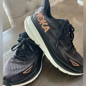 Hoka Clifton 9 women’s size 7